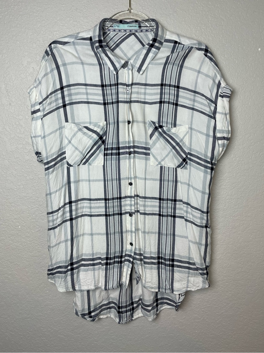 Maurices White and Gray Plaid Button-Down Short Sleeve Shirt Size XL